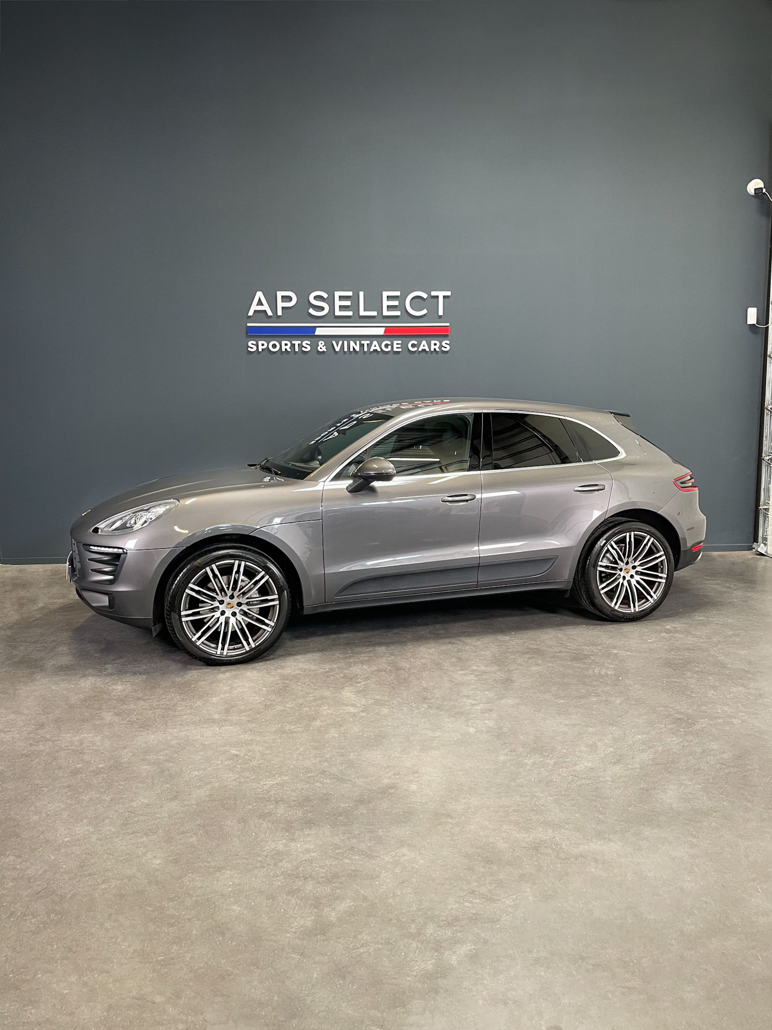 Photographie d'une Porsche Macan SD vue de trois quarts face dans les locaux d'AP SELECT